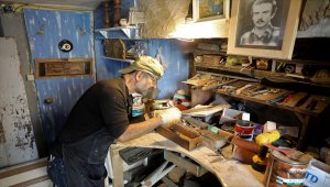 Çöpe atılan ev eşyalarını, yeni eşyalar ve sanat eserlerine dönüştürüyor 