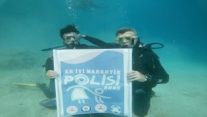 Denizin 10 metre derinliğinde "En iyi narkotik polisi anne" pankartı açtılar