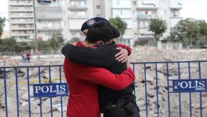 Depremde babaannesini kaybeden gencin en büyük destekçisi polis oldu