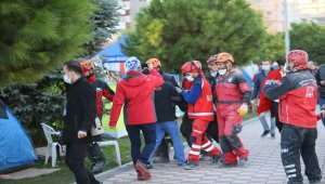 Depremde enkazdan kurtarılan Gizem, köpeği Ares'e kavuştu