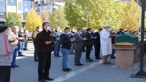 Depremde hayatını kaybeden emekli öğretmen Samsun'da toprağa verildi