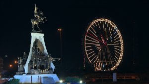 Dev dönme dolaptan "Kadına şiddete hayır" mesajı verildi