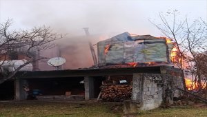 Düzce'de çıkan yangında samanlık yandı, ev hasar gördü