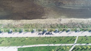 Düzce'de temizlik işçileri çöp torbalarıyla "Ayıp ama" yazdı