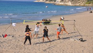 Ege'deki turizm merkezlerinde sokağa çıkma kısıtlamasının sona ermesiyle hareketlilik başladı 