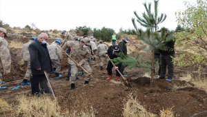 Elazığ'da şehit güvenlik güçleri ile iki depremde hayatını kaybedenlerin anısına bin fidan dikildi