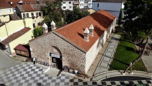 Emekli komiser "hayatın renklerini" 6 asırlık Taşhan'da sergiliyor