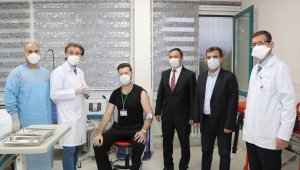 Erciyes Üniversitesi'nde Kovid-19'a karşı geliştirilen "ERUCOV-VAC" aşı adayının ilk dozunun bir gönüllüye uygulandığı bildirildi.