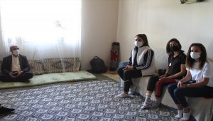 Esra öğretmen fedakarlığıyla ilçedeki gençlerin kaderini değiştirdi