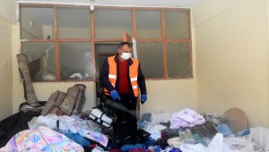 Gümüşhane'de 2 evden 3 kamyon çöp çıkarıldı