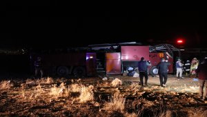 GÜNCELLEME - Şanlıurfa'da Irak uyrukluları taşıyan yolcu otobüsü devrildi: 29 yaralı