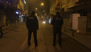 Hafta içi 21.00 den sabah 05.00'a kadar, hafta sonları cuma 21.00'den pazartesi 05.00'e kadar sokağa çıkma kısıtlaması!