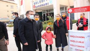 Hakkari'de polis kent merkezinde broşür dağıtarak KADES'i anlattı