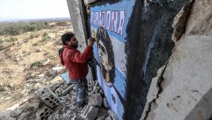 İdlibli grafiti sanatçısı Maradona'nın resmini enkaza dönüşen duvara çizdi