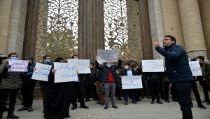 İranlı nükleer bilimcinin öldürülmesi Tahran'da protesto edildi