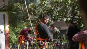 İskele motoru bozulunca 8'inci katta mahsur kalan işçileri emniyet kemeri hayata bağladı