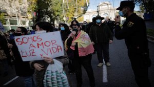 İspanya'da polisler, itfaiyeciler ve vatandaş Kovid-19 önlemlerine karşı yürüdü