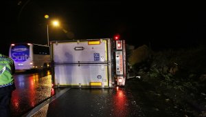 İstanbul'da tır devrildi: 1 yaralı