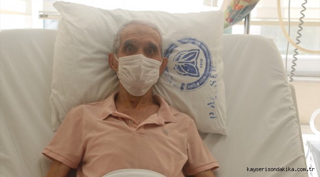 İzmir'de 4 aydır Kovid-19 tedavisi gören 80 yaşındaki hasta sağlığına kavuştu