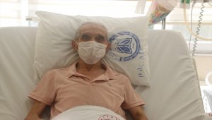 İzmir'de 4 aydır Kovid-19 tedavisi gören 80 yaşındaki hasta sağlığına kavuştu