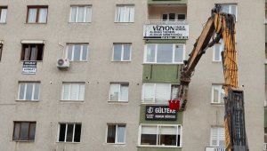 İzmir'de ağır hasarlı binaların yıkımı devam ediyor