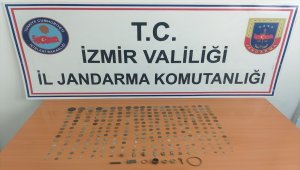 İzmir'de bir otomobilde yapılan aramada 284 tarihi eser ele geçirildi
