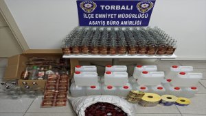 İzmir'de birbirine kolilerle eşya aktaran araçlardan 120 litre etil alkol ele geçirildi