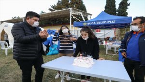 İzmir'de çadır kentte kalan Damla Melisa'nın 14. doğum günü kutlandı