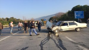 İzmir'de çarpışan iki otomobilin sürücülerinden biri öldü