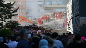 İzmir'de deprem sonrası yıkılan Rıza Bey Apartmanı enkazındaki kurtarma çalışmasına ara verildi