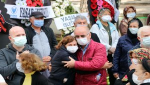 İzmir'de depremde hayatını kaybeden çift ve 2 yaşındaki çocukları toprağa verildi