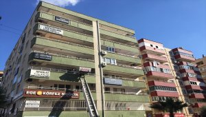 İzmir'de depremden hasar gören evlerden konut sahipleri eşyalarını çıkartıyor