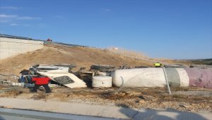 İzmir'de devrilen beton mikserinin sürücüsü hayatını kaybetti