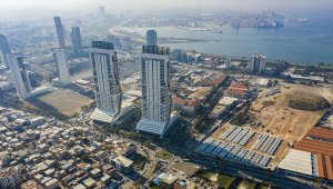 İzmir'de geçici barınma merkezinde konteyner kurulumu devam ediyor