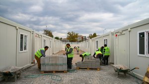 İzmir'de geçici barınma merkezinin kurulum çalışmaları sürüyor