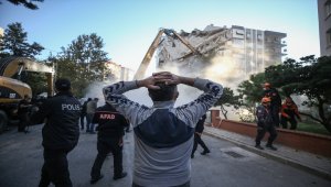 İzmir'deki depremde bir kısmı yıkılan Karagül Apartmanı kontrollü olarak yıkıldı