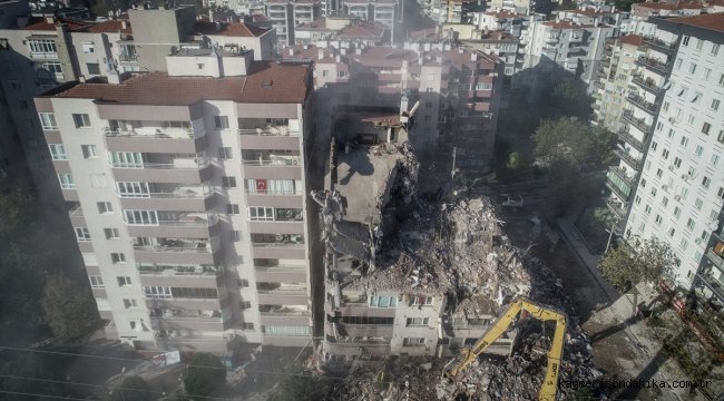 İzmir'deki depremde iki katı çöken Yılmaz Erbek Apartmanı'nda yıkım çalışmaları tekrar başladı