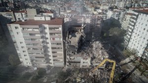 İzmir'deki depremde iki katı çöken Yılmaz Erbek Apartmanı'nda yıkım çalışmaları tekrar başladı