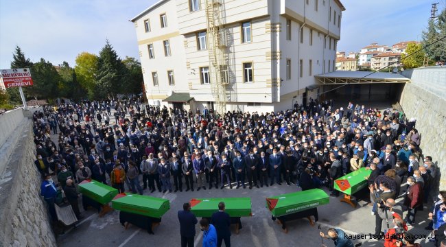 İzmir'deki depremde ölen babaanne ve 4 torunu Çorum'da toprağa verildi