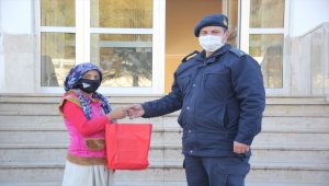 Jandarmanın tablet hediyesi çocukları mutlu etti