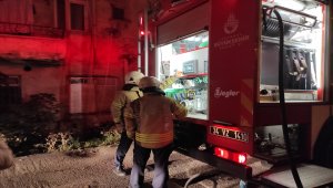 Kadıköy'de bir binanın en üst katında çıkan yangın söndürüldü