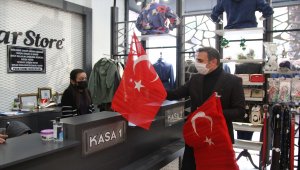 Kahramanmaraş'ta "Bayrak olayı"nın 101. yıl dönümü anısına Türk bayrağı dağıtıldı