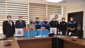 Kahramanmaraş'ta öğretmenin kitap isteğini Emniyet yerine getirdi