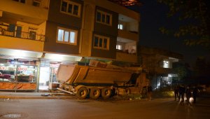 Kahramanmaraş'ta park halindeyken hareket eden tır iş yerlerine çarparak durdu