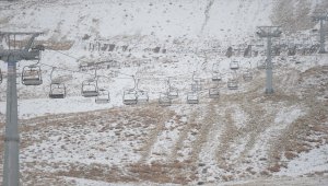 Kahramanmaraş Yedikuyular Kayak Merkezi'ne mevsimin ilk karı yağdı