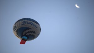 Kapadokya'da balonlar, Türk bayrağı ve Atatürk posterleriyle uçtu

