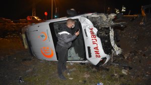 Kars'ta ambulans ile otomobil çarpıştı: 4 yaralı