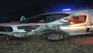 Kayseri'de şarampole devrilen ambulanstaki 3 kişi yaralandı