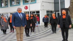 Kırklareli Valisi Bilgin kadına şiddete karşı farkındalık amacıyla pazar yerinde "turuncu maske" dağıttı