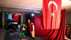 Kış kentinin küçük tiyatrocularının garajdaki "pandemi tiyatrosu" ilgi çekiyor